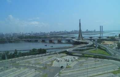 Imagem: A sala comercial possui 2 Banheiros, 4 Vagas na garagem, 159m²