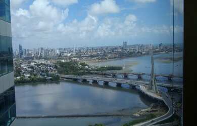 Imagem: A sala comercial possui 2 Banheiros, 4 Vagas na garagem, 160m²