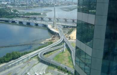 Imagem: A sala comercial possui 2 Banheiros, 4 Vagas na garagem, 160m²