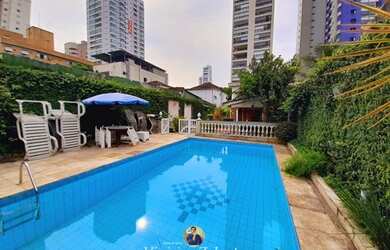 Imagem: A casa possui 3 Dormitórios, 3 Suítes, 5 Banheiros, 4 Vagas