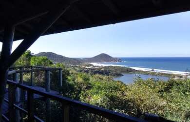 Imagem: A casa possui 5 Dormitórios, 4 Banheiros, 6 Vagas na garagem