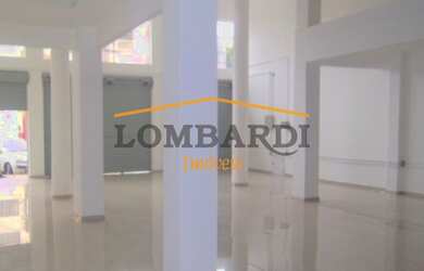 Imagem: A sala comercial possui 2 Banheiros e 240m² de Área e está