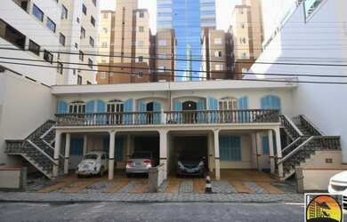 Imagem: A casa possui 4 Dormitórios, 3 Banheiros, 2 Vagas na garagem