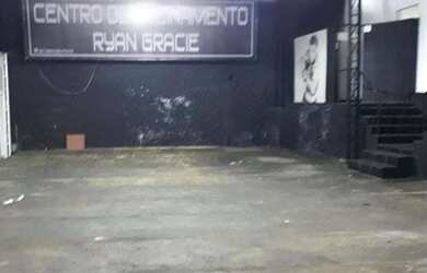 Imagem: O depósito possui 8 Banheiros, 2 Vagas na garagem, 937m² de