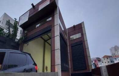 Imagem: O depósito possui 6 Banheiros, 34 Vagas na garagem, 1.000m²