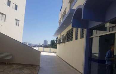 Imagem: O depósito possui 13 Banheiros, 20 Vagas na garagem, 4.951m²