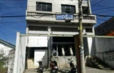 Imagem: O depósito possui 4 Banheiros, 3 Vagas na garagem, 800m² de