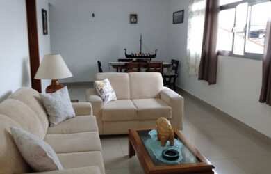 Imagem: A casa possui 4 Dormitórios, 2 Suítes, 4 Banheiros, 5 Vagas