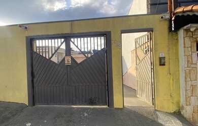 Imagem: A casa possui 2 Dormitórios, 2 Suítes, 3 Banheiros, 2 Vagas