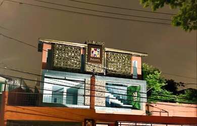 Imagem: A loja possui 5 Dormitórios, 2 Suítes, 6 Banheiros, 4 Vagas