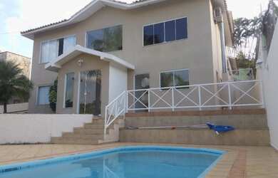 Imagem: A casa para alugar possui 3 Dormitórios, 3 Suítes, 6 Banheiros