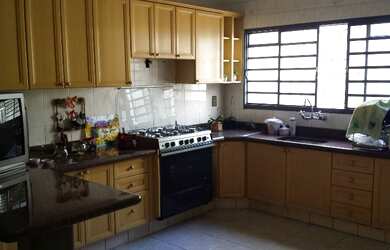 Imagem: A casa possui 3 Dormitórios, 1 Suíte, 2 Banheiros, 3 Vagas