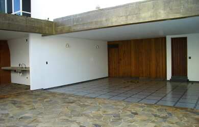 Imagem: A casa possui 4 Dormitórios, 4 Suítes, 6 Banheiros, 5 Vagas