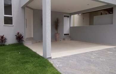 Imagem: A casa possui 3 Dormitórios, 3 Suítes, 4 Banheiros, 2 Vagas