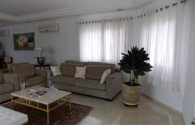 Imagem: A casa possui 4 Dormitórios, 4 Suítes, 7 Banheiros, 6 Vagas