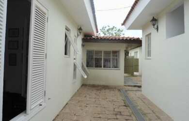 Imagem: A casa possui 3 Dormitórios, 2 Suítes, 6 Banheiros, 2 Vagas