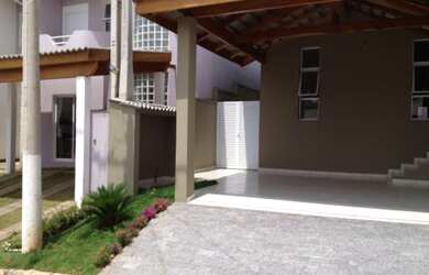 Imagem: A casa possui 3 Dormitórios, 3 Suítes, 4 Banheiros, 2 Vagas