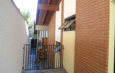 Imagem: A casa possui 8 Dormitórios, 4 Suítes, 8 Banheiros, 4 Vagas