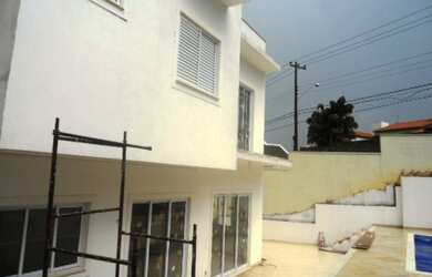 Imagem: A casa possui 3 Dormitórios, 3 Suítes, 5 Banheiros, 2 Vagas