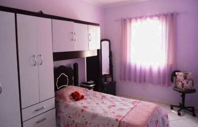 Imagem: A casa possui 3 Dormitórios, 2 Banheiros, 3 Vagas na garagem