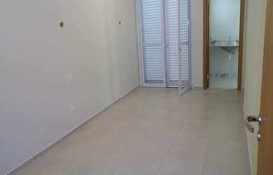 Imagem: A casa possui 3 Dormitórios, 3 Suítes, 4 Banheiros, 2 Vagas