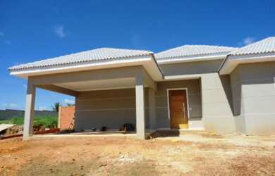 Imagem: A casa possui 4 Dormitórios, 4 Suítes, 6 Banheiros, 4 Vagas