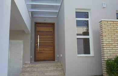 Imagem: A casa possui 4 Dormitórios, 4 Suítes, 6 Banheiros, 4 Vagas