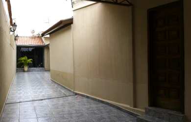 Imagem: A casa possui 5 Dormitórios, 3 Banheiros, 6 Vagas na garagem