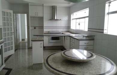 Imagem: A casa possui 4 Suítes, 5 Banheiros, 5 Vagas na garagem, 500m²