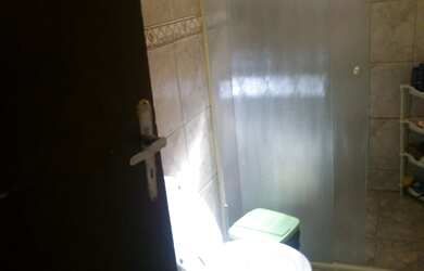 Imagem: A casa possui 2 Dormitórios, 2 Banheiros, 2 Vagas na garagem