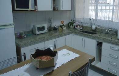 Imagem: A casa possui 3 Dormitórios, 1 Suíte, 3 Banheiros, 2 Vagas