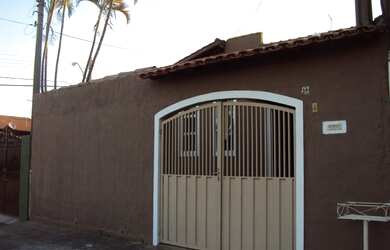 Imagem: A casa possui 3 Dormitórios, 1 Suíte, 2 Banheiros, 2 Vagas