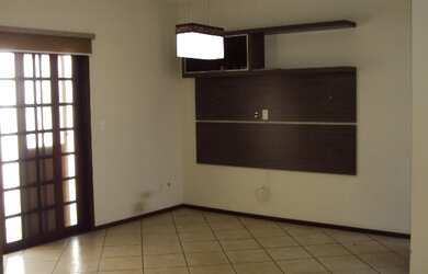 Imagem 6: 3 dormitórios, 3 suíte, 5 banheiro, 4 vagas na garagem, 240M² de Área...