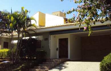 Imagem: A casa possui 3 Dormitórios, 3 Suítes, 5 Banheiros, 4 Vagas