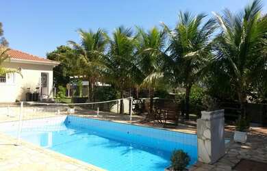 Imagem: A casa possui 3 Dormitórios, 1 Suíte, 4 Banheiros, 5 Vagas