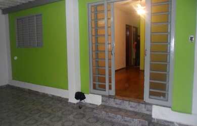 Imagem: A casa possui 2 Dormitórios, 3 Banheiros, 2 Vagas na garagem