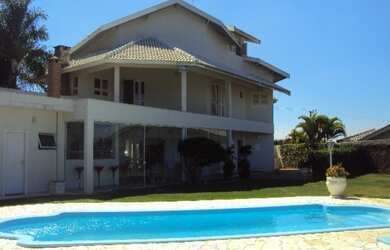 Imagem: A casa possui 5 Dormitórios, 5 Suítes, 8 Banheiros, 4 Vagas