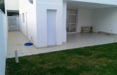 Imagem: A casa possui 3 Dormitórios, 3 Suítes, 4 Vagas na garagem