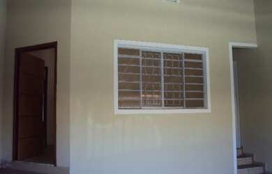 Imagem: A casa possui 2 Dormitórios, 1 Banheiro, 2 Vagas na garagem