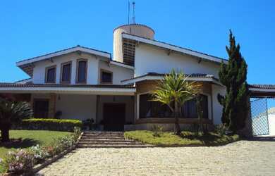 Imagem: A casa possui 4 Dormitórios, 4 Suítes, 7 Banheiros, 4 Vagas