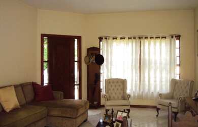 Imagem: A casa possui 5 Dormitórios, 1 Suíte, 3 Banheiros, 4 Vagas