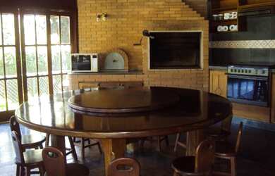 Imagem: A casa possui 6 Dormitórios, 4 Suítes, 7 Banheiros, 4 Vagas