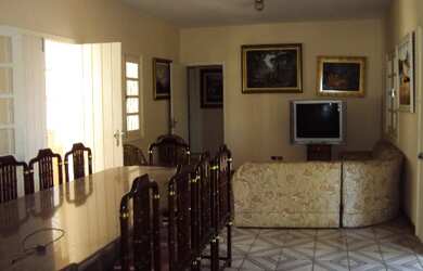 Imagem: A casa possui 4 Dormitórios, 4 Suítes, 5 Banheiros, 4 Vagas