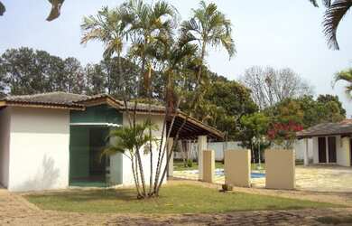 Imagem: A casa possui 5 Dormitórios, 2 Suítes, 5 Banheiros, 4 Vagas