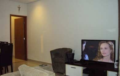 Imagem: A casa possui 3 Dormitórios, 1 Suíte, 3 Banheiros, 2 Vagas