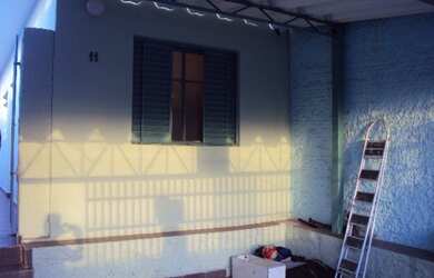 Imagem: A casa possui 2 Dormitórios, 1 Banheiro, 2 Vagas na garagem