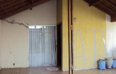 Imagem: A casa possui 4 Dormitórios, 1 Suíte, 3 Banheiros, 7 Vagas