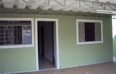 Imagem: A casa possui 3 Dormitórios, 1 Suíte, 2 Banheiros, 3 Vagas