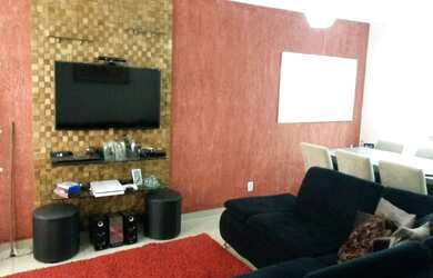 Imagem: A casa possui 3 Dormitórios, 1 Suíte, 2 Banheiros, 8 Vagas