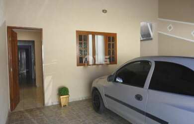 Imagem: A casa possui 2 Dormitórios, 1 Banheiro, 2 Vagas na garagem